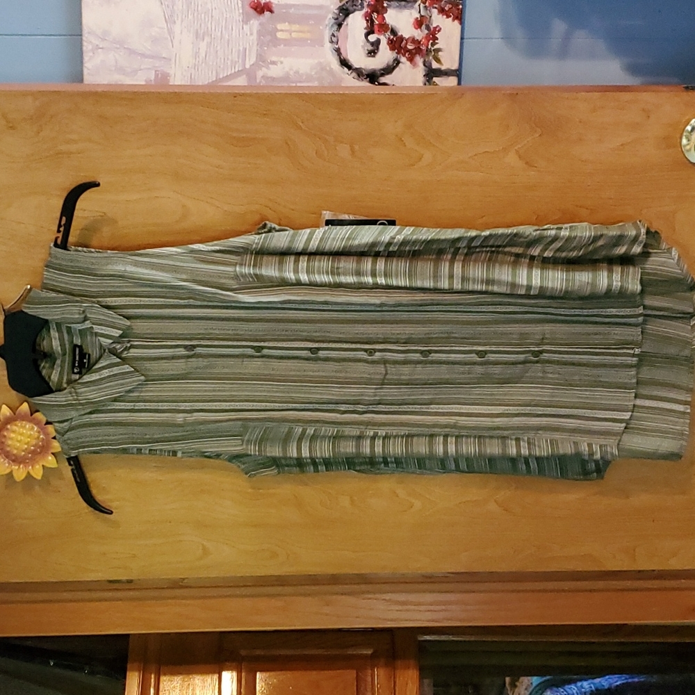 Ladies New Directions Sleeveless Button up top, Medium, nwt